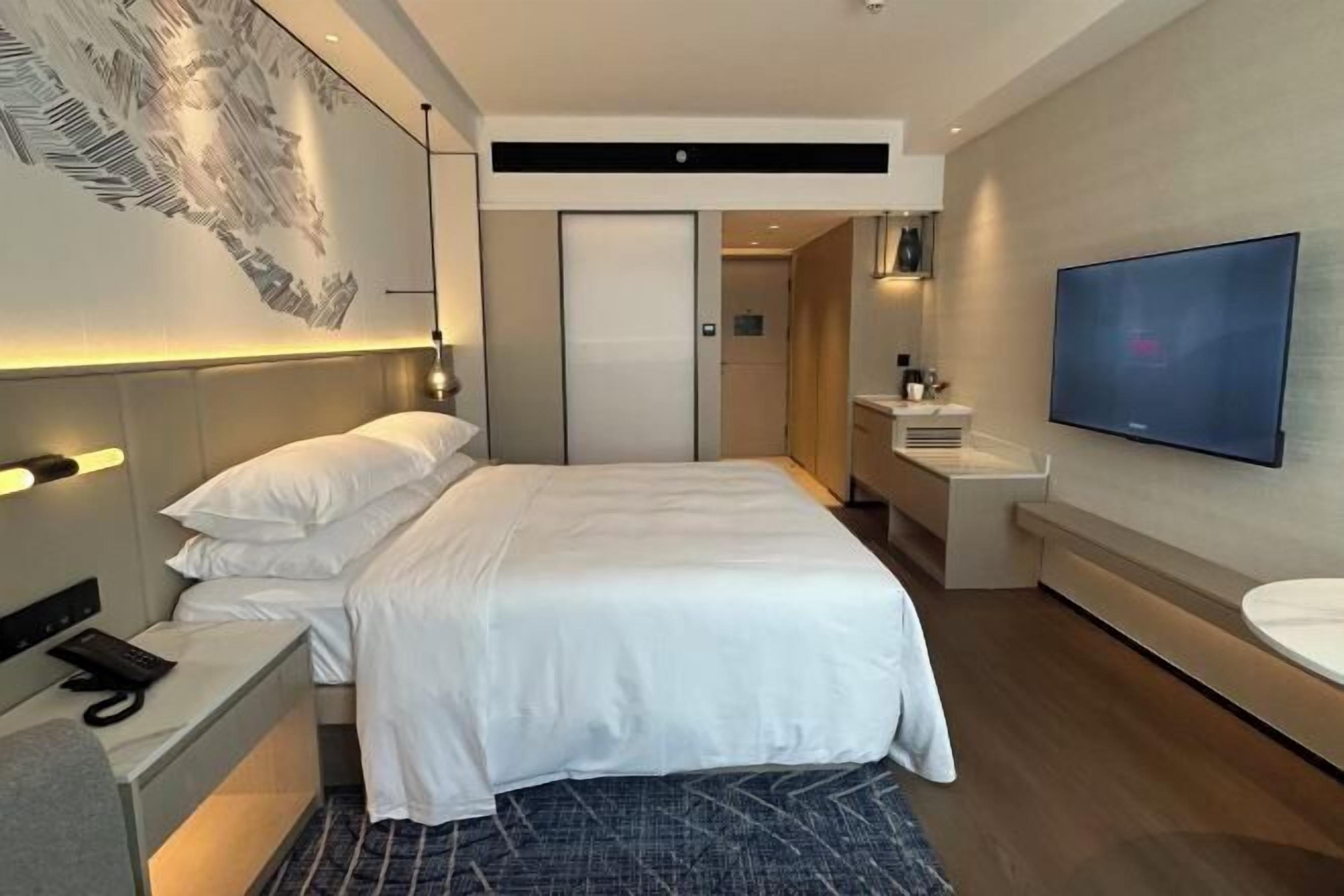 Premium bedding, down comforters, minibar, in-room safe