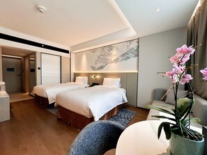 Bộ đồ giường cao cấp, chăn bông, minibar, két bảo mật tại phòng 