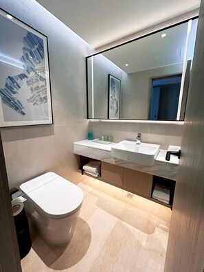 Bộ đồ giường cao cấp, chăn bông, minibar, két bảo mật tại phòng 