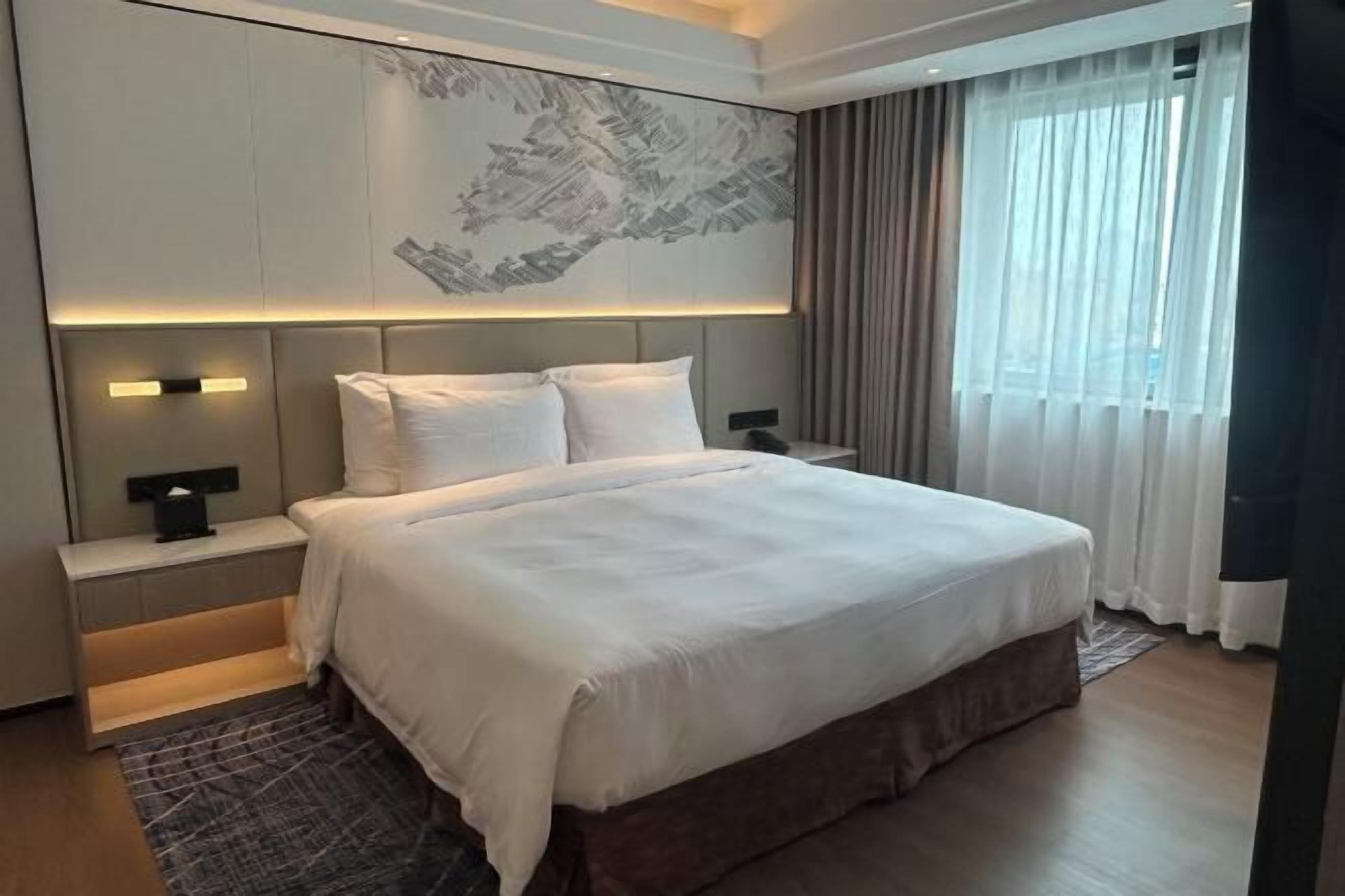Premium bedding, down comforters, minibar, in-room safe