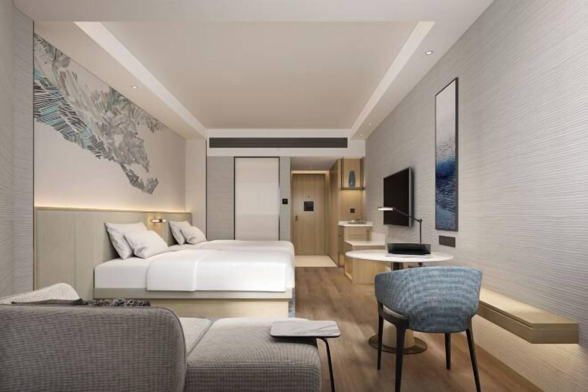 Premium bedding, down comforters, minibar, in-room safe