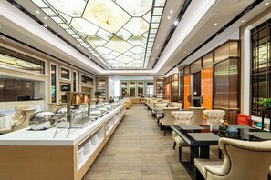 供应午餐和晚餐，中国菜