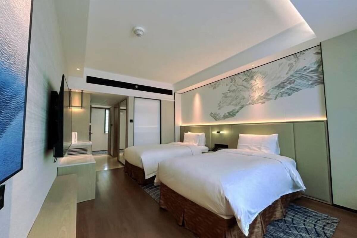 Premium bedding, down comforters, minibar, in-room safe