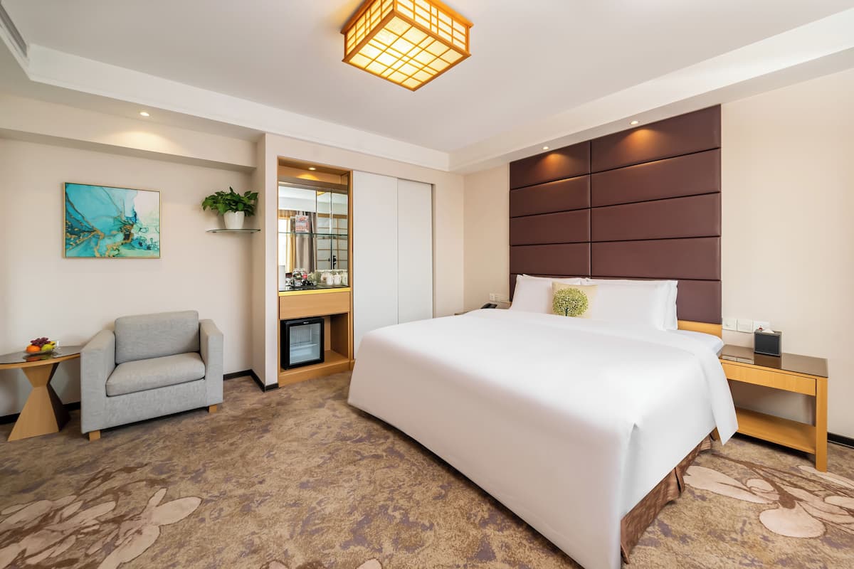 Deluxe King Room | 1 bedroom, premium bedding, down comforters, minibar