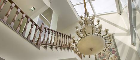 Check-in/check-out kiosk