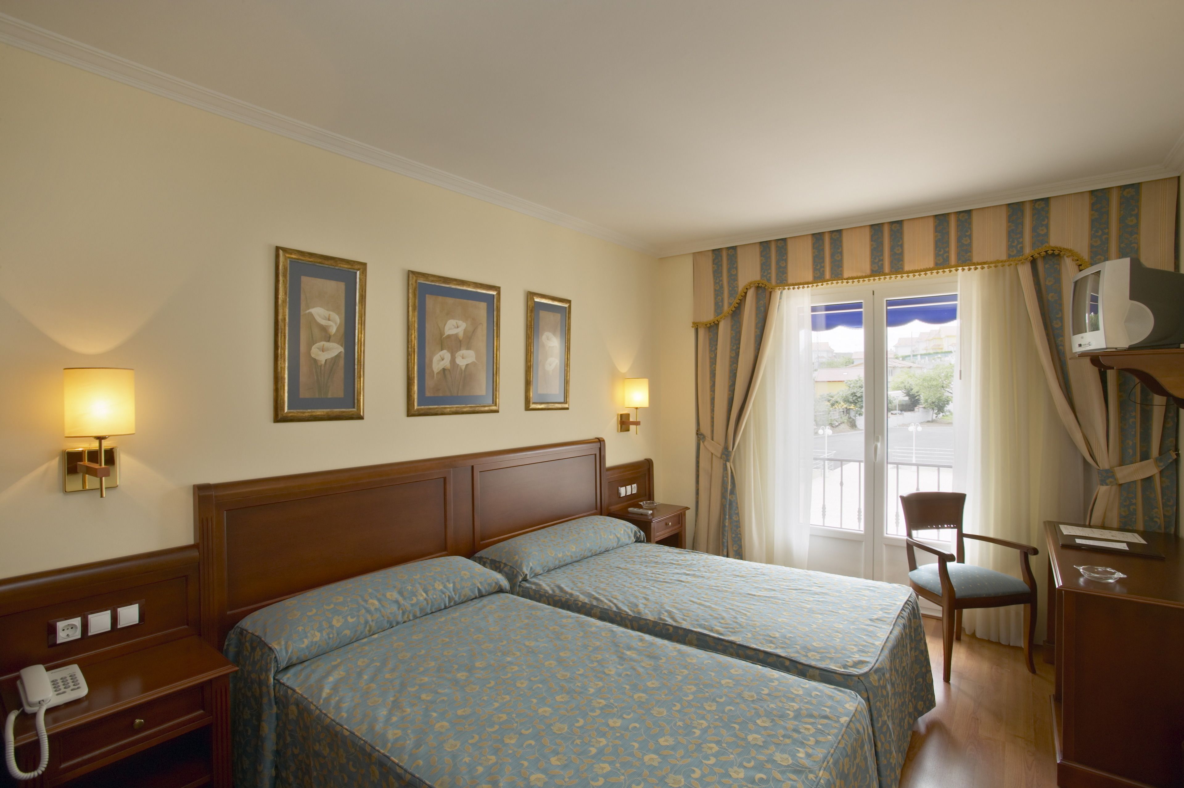 xxxdeactivated | minibar, in-room safe, desk, laptop workspace