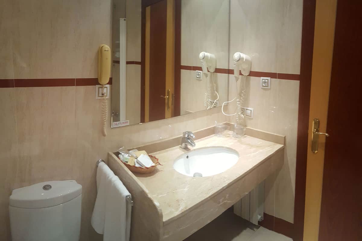 comfort triple room | bathroom | bathtub, free toiletries, hair dryer, towels