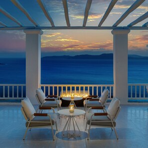 2 bars/lounges, 2 poolside bars - Mykonos Grand Hotel & Resort (Mykonos)