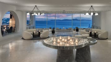 2 bars/lounges