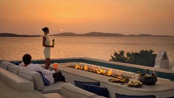 2 outdoor pools, open 8:00 AM to 7:00 PM, free cabanas, pool umbrellas