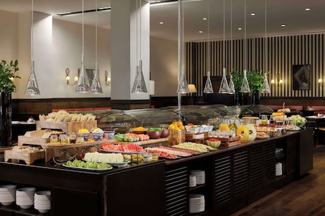 Tägliches Frühstücksbuffet gegen Gebühr. NH Collection Sevilla