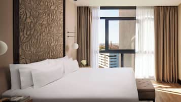 Een minibar, een kluis op de kamer, een bureau, verduisterende gordijnen