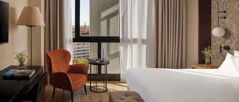 Minibar, coffres-forts dans les chambres, bureau, rideaux occultants