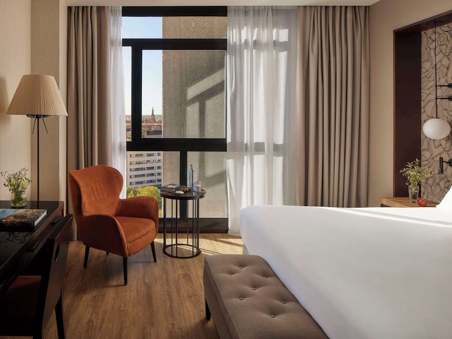 Minibar, coffres-forts dans les chambres, bureau, rideaux occultants