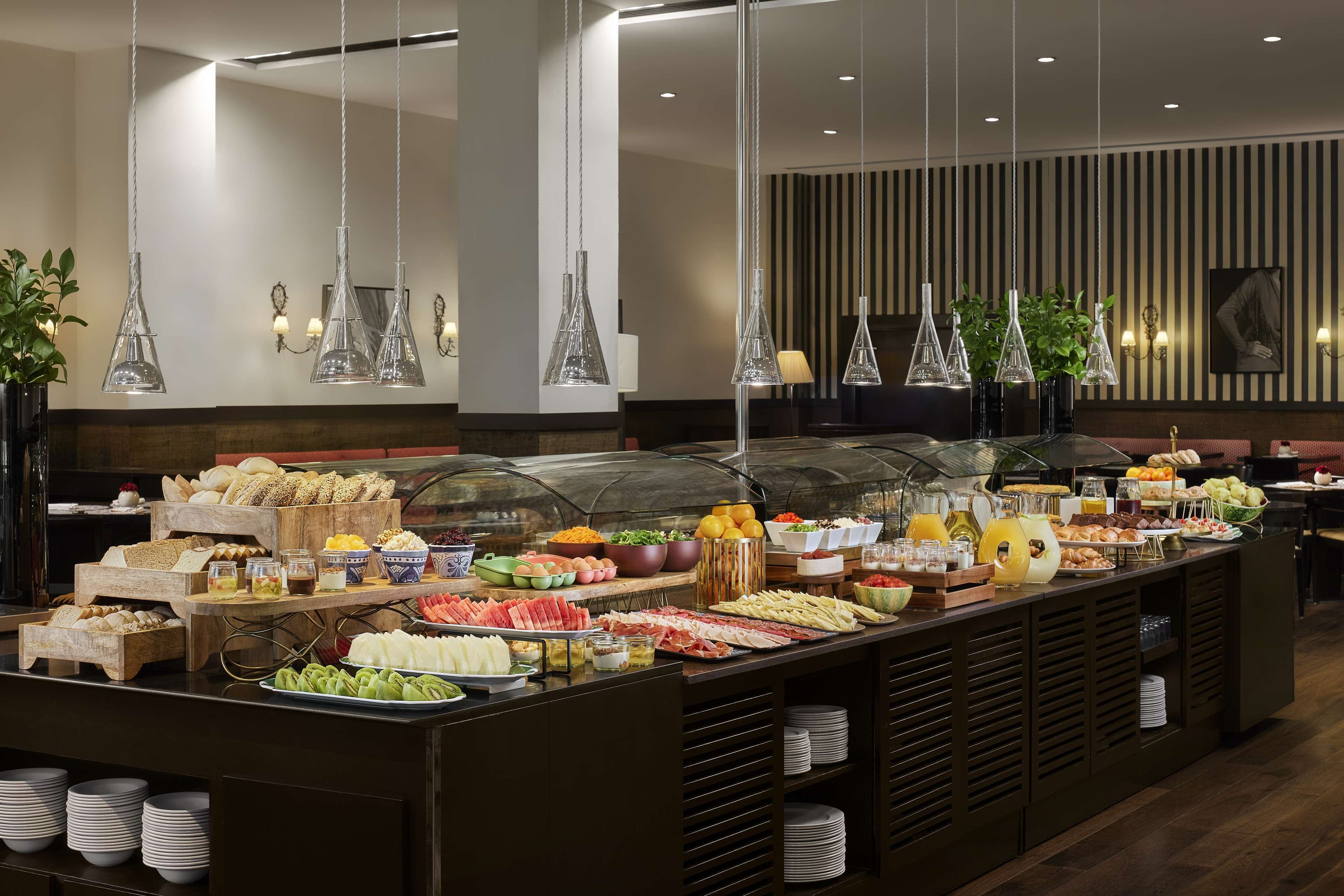 Café da manhã com buffet todos os dias mediante uma taxa