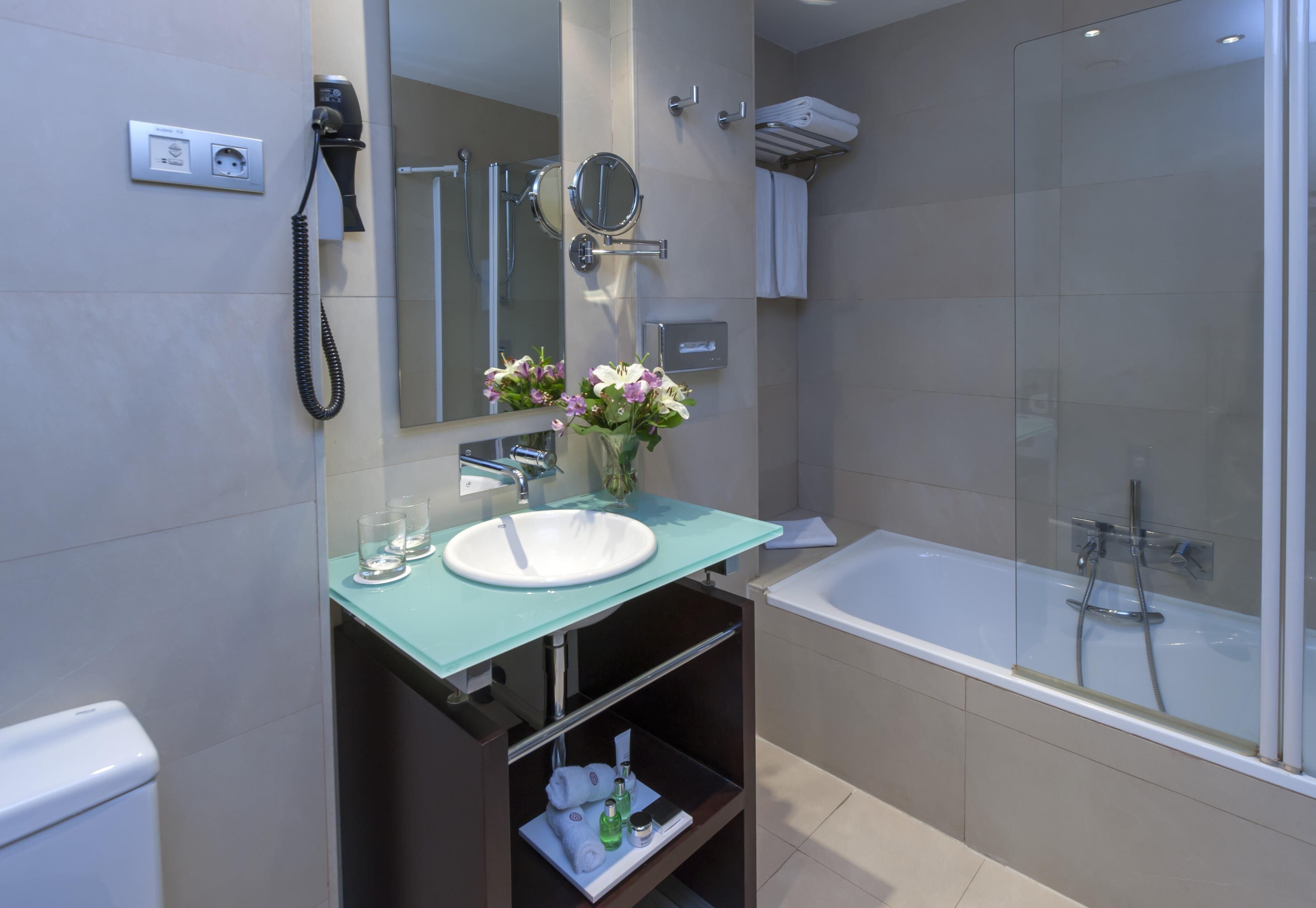 combined shower/bathtub, rainfall showerhead, eco-friendly toiletries