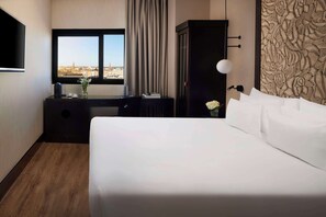 Minibar, in-room safe, desk, blackout drapes - NH Collection Sevilla (Seville)