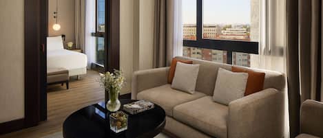 Minibar, cassaforte in camera, una scrivania, tende oscuranti