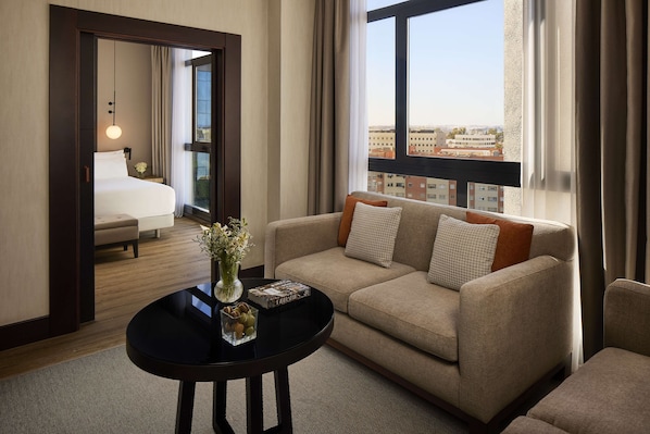 Minibar, coffres-forts dans les chambres, bureau, rideaux occultants