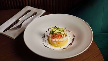 Mittagessen, Abendessen, internationale Küche, Blick auf den Pool