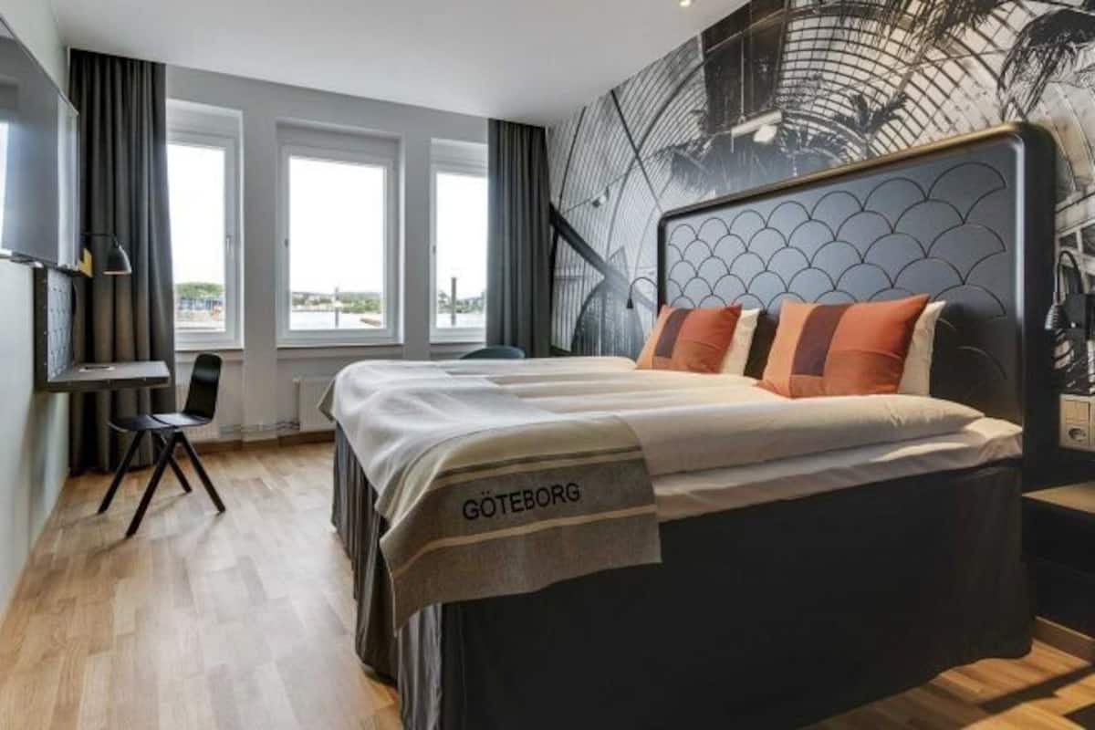 Lit avec matelas à plateau-coussin, bureau