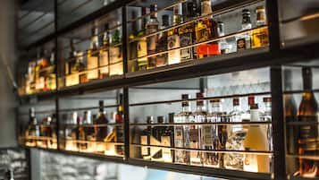 2 Bars/Lounges