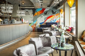 2 bars/lounges