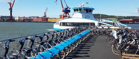 Un muelle de transbordador con una fila de bicicletas estacionadas.