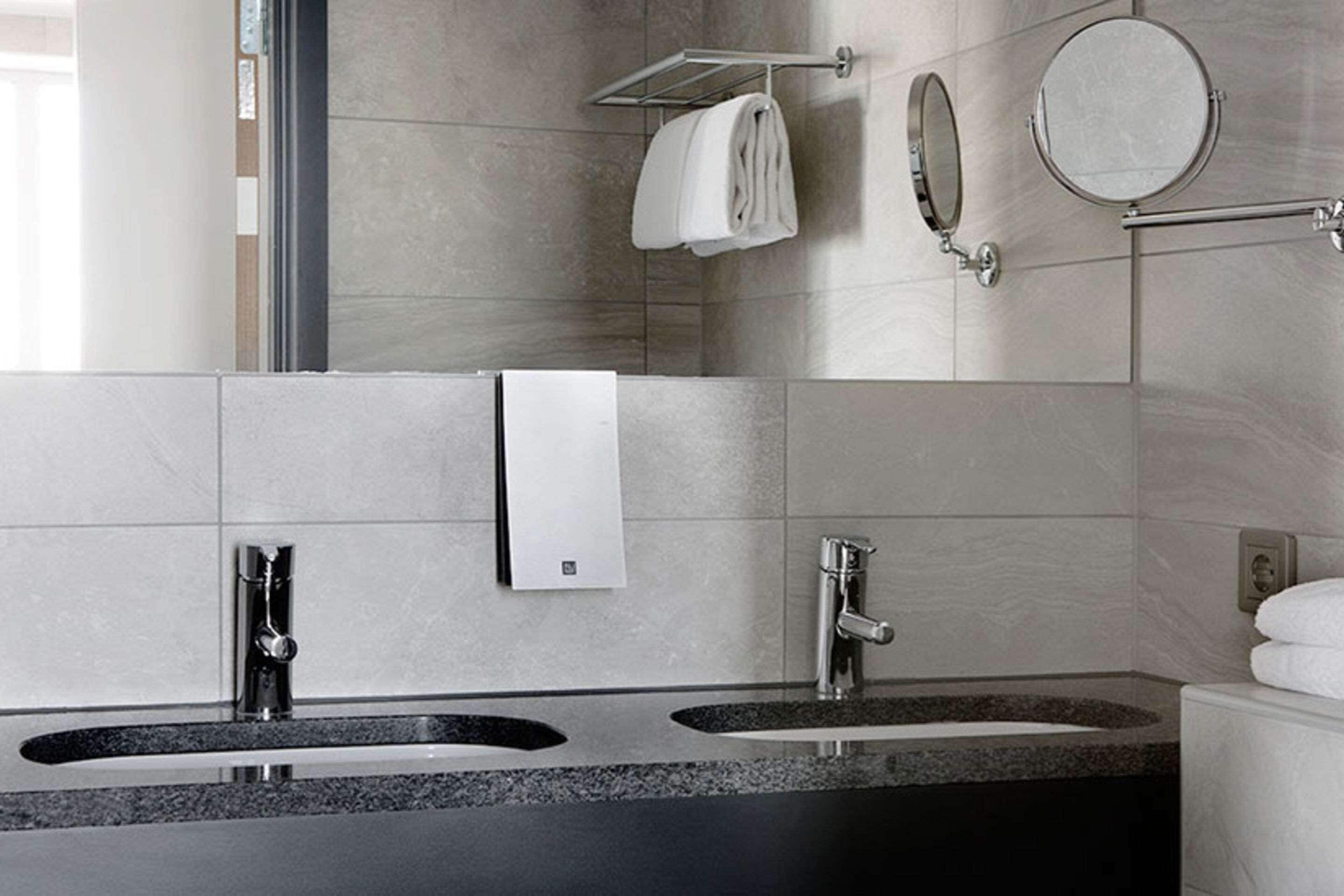 deluxe room, 1 double bed, non smoking | bathroom | hair dryer, heated floors, towels