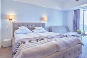 Minibar, két bảo mật tại phòng, bàn 