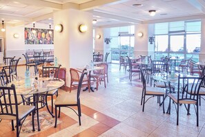 供应早餐、午餐和晚餐
