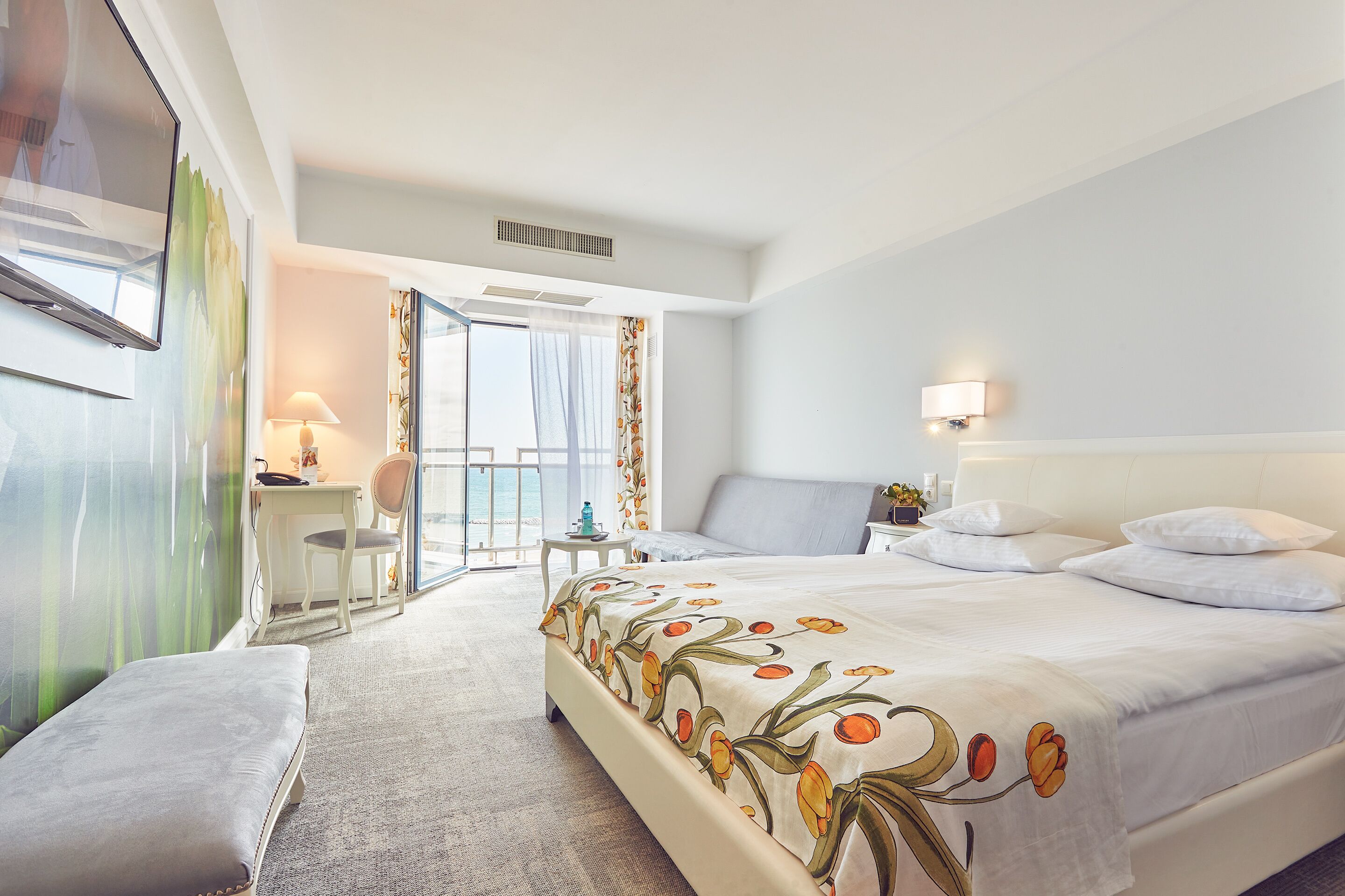 Familiekamer | Een minibar, een kluis op de kamer, een bureau, een laptopwerkplek