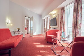 Family Suite | Living area | 32-inch LCD TV with cable channels, TV - Continental Forum Constanta (Constanta)