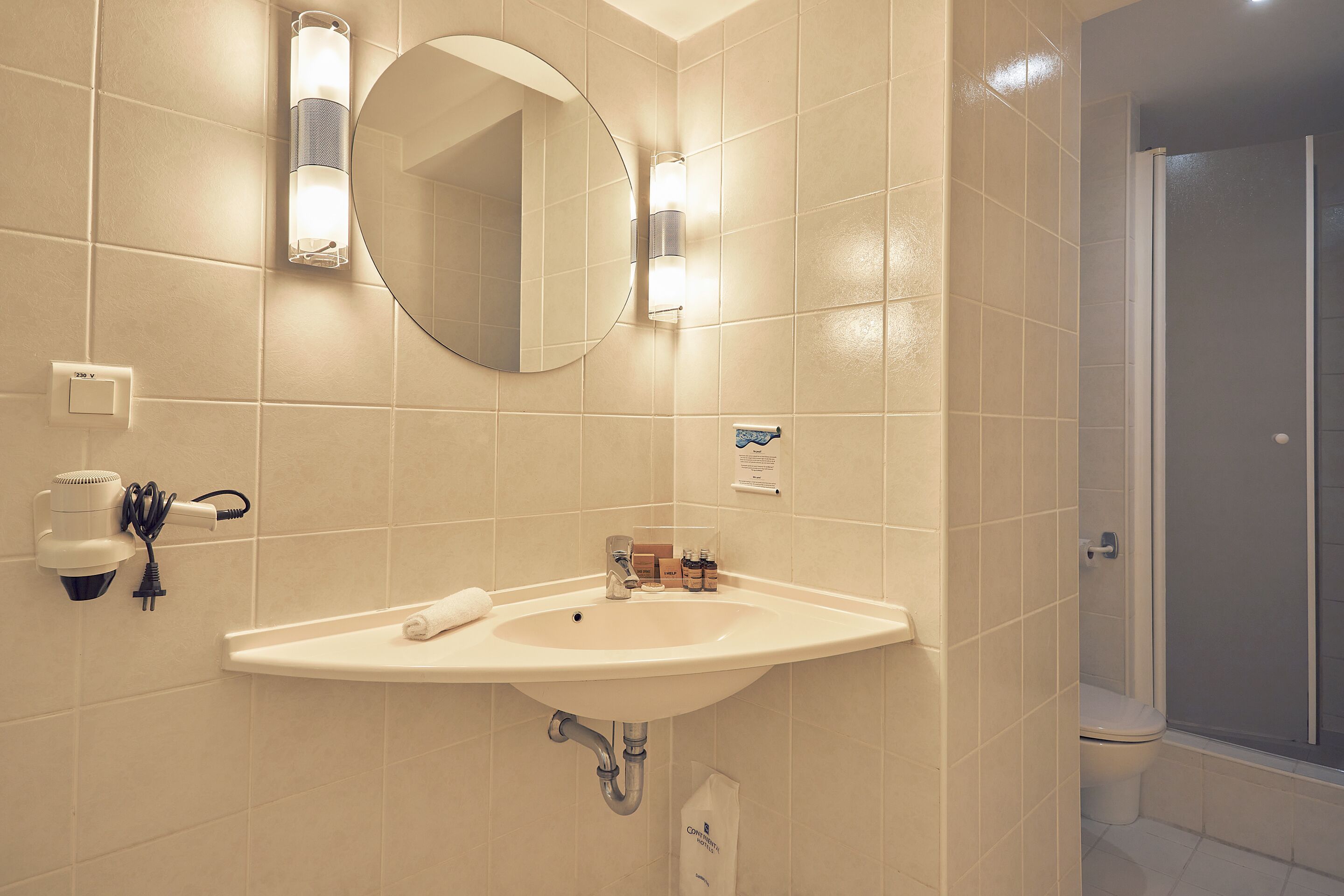 Ein Badezimmer mit Waschbecken, Spiegel und Dusche.
