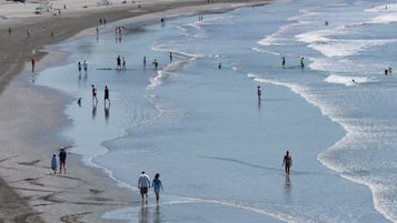 En la playa, arena blanca, toallas de playa