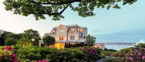 Boendets fasad - kväll/natt