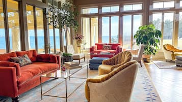 2 restaurants, lunch, dinner served; Modern European cuisine