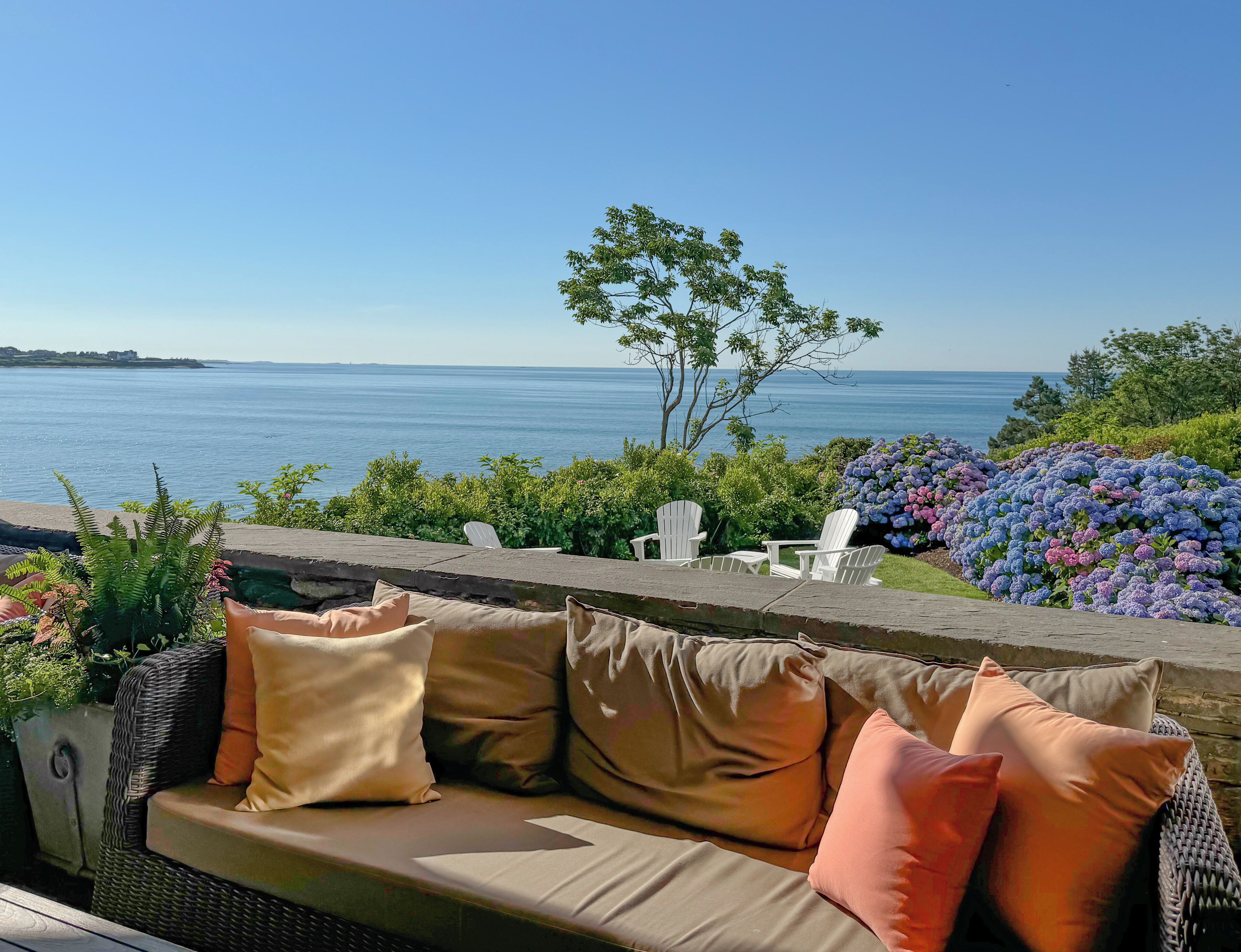 2 restaurantes; se sirve almuerzo y cena; cocina europea moderna