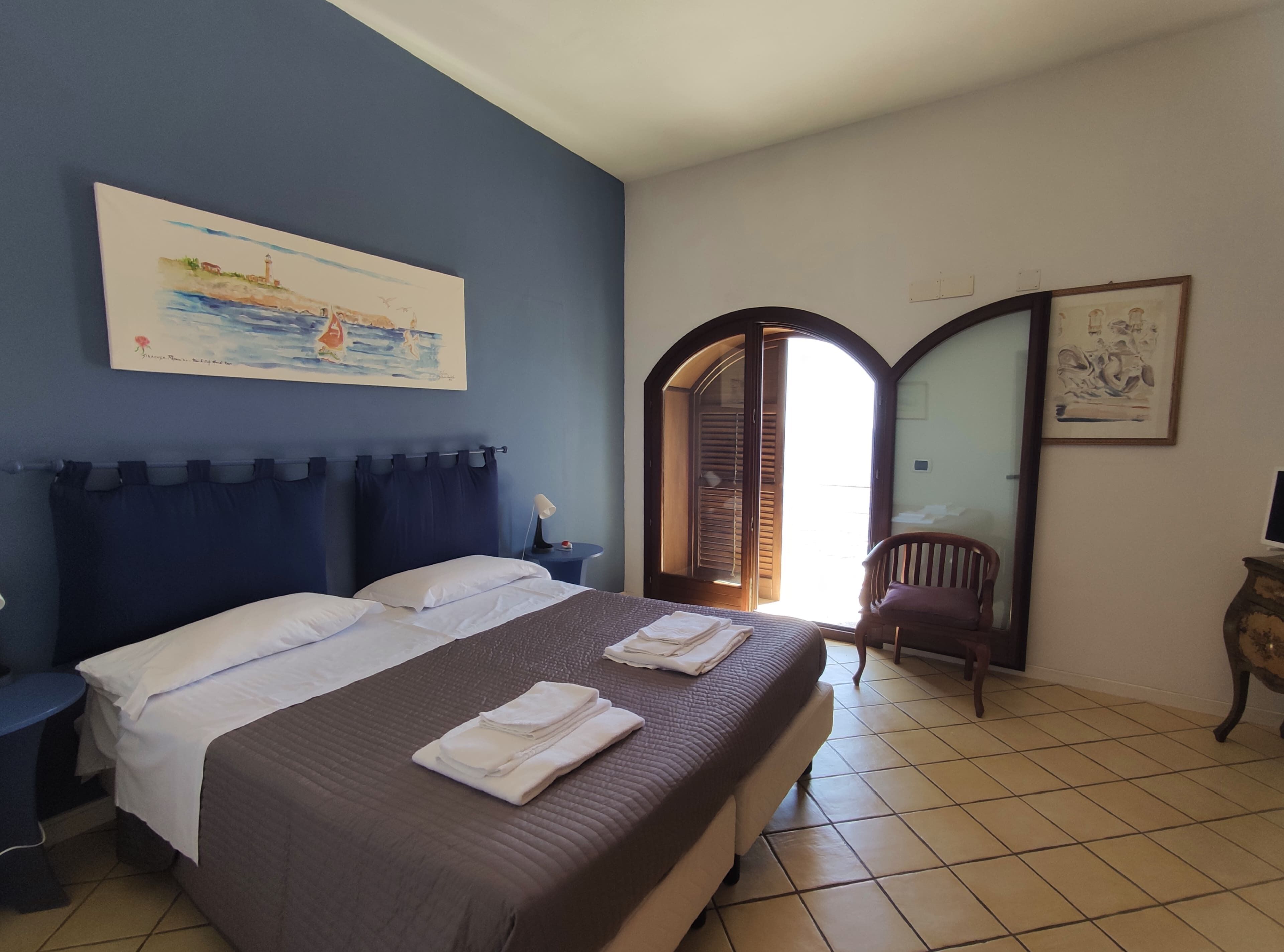 Departamento superior, 1 habitación | Minibar, caja de seguridad en la habitación y muebles diferentes 