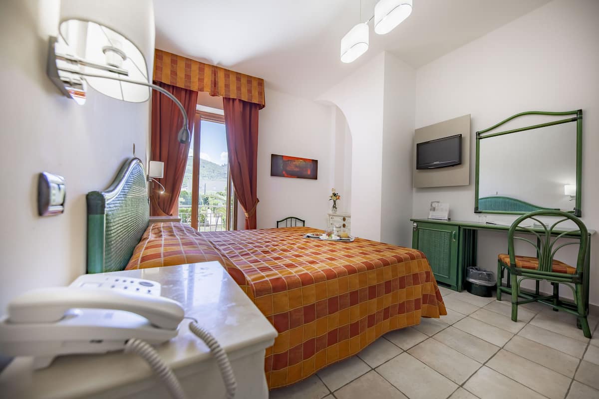 Superior Double or Twin Room, Garden View | 1 bedroom, minibar, in-room safe, desk