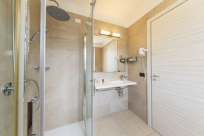 Exclusive Double Room, Hot Tub, Sea View | Bathroom | Shower, free toiletries, hair dryer, bidet