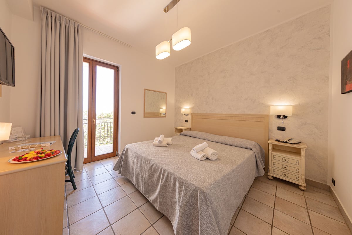 Superior Double or Twin Room, Sea View | 1 bedroom, minibar, in-room safe, desk
