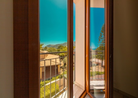Classic Triple Room | 1 bedroom, minibar, in-room safe, desk