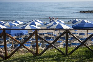 Yakında özel plaj, beyaz kum, ücretsiz plaj servisi, şezlong 