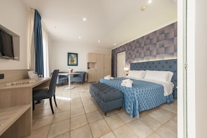 Minibar, caja de seguridad en la habitación y escritorio