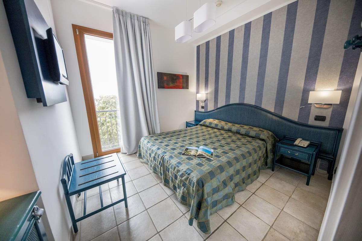 Classic Double or Twin Room | 1 bedroom, minibar, in-room safe, desk