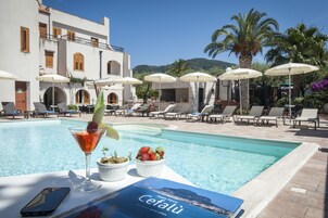 Açık yüzme havuzu, havuz şemsiyeleri, şezlonglar 