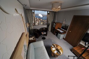 Suite Deluxe | Coin séjour | Télévision à écran plat de 23 pouces avec chaînes par câble, télévision