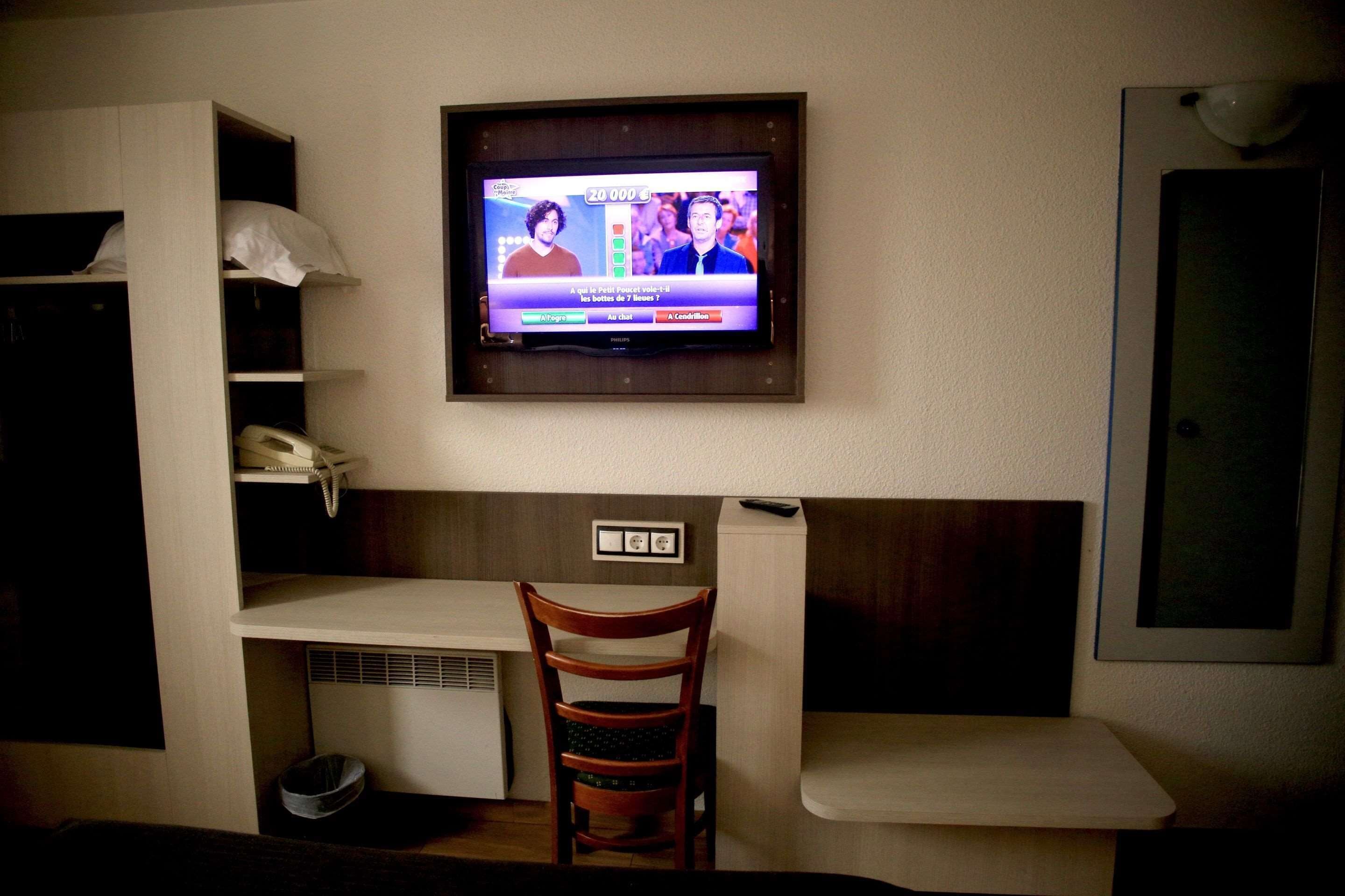 Escritorio, wifi gratis, ropa de cama y acceso para silla de ruedas 