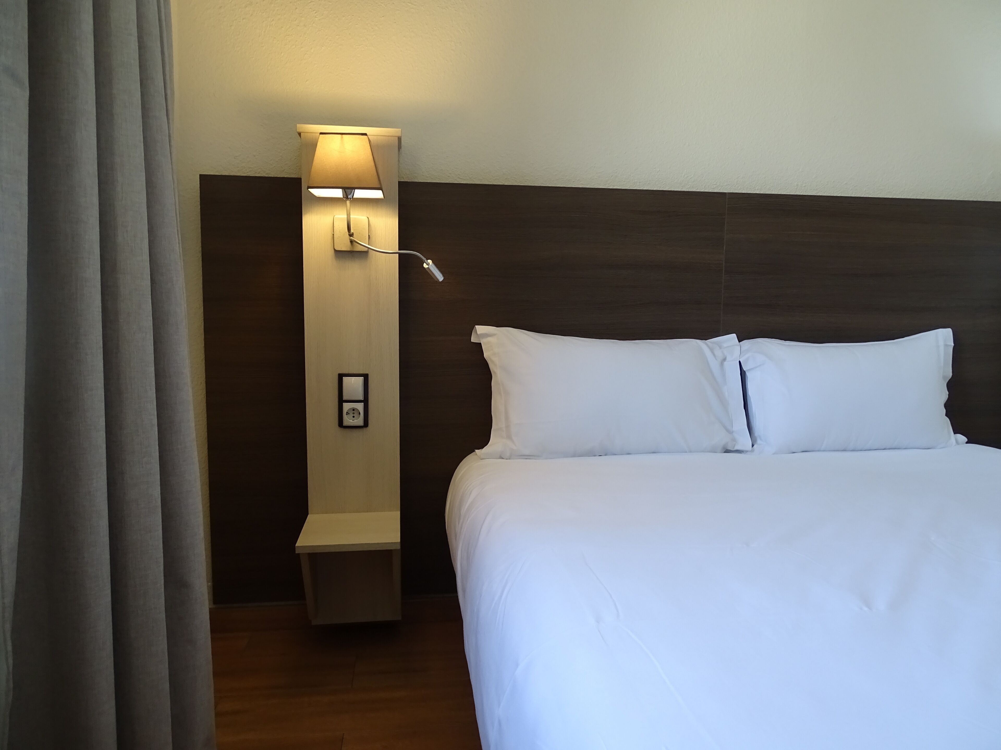 Escritorio, wifi gratis, ropa de cama y acceso para silla de ruedas 